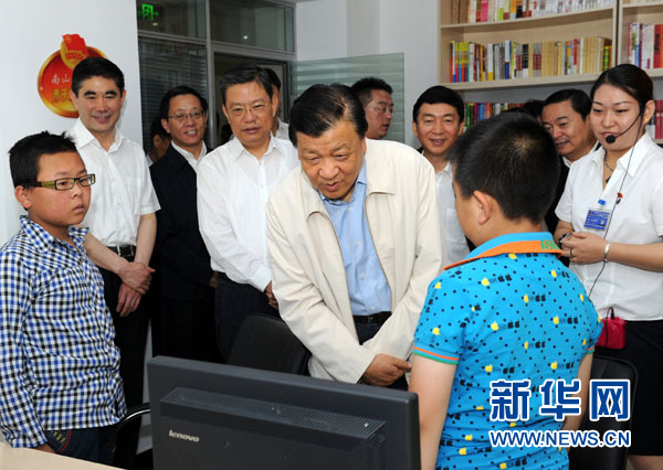 7月17日至19日，中共中央政治局常委、中央書記處書記劉云山在青海調(diào)研。這是7月18日，劉云山在西寧市南山西社區(qū)調(diào)研。 新華社記者饒愛民 攝