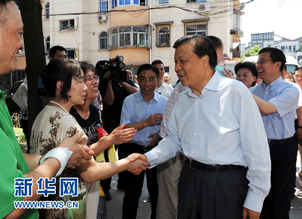 這是7月22日，劉云山在上海市普陀區(qū)桃浦鎮(zhèn)蓮花公寓居委會(huì)調(diào)研時(shí)同社區(qū)居民親切握手。新華社記者 饒愛(ài)民 攝