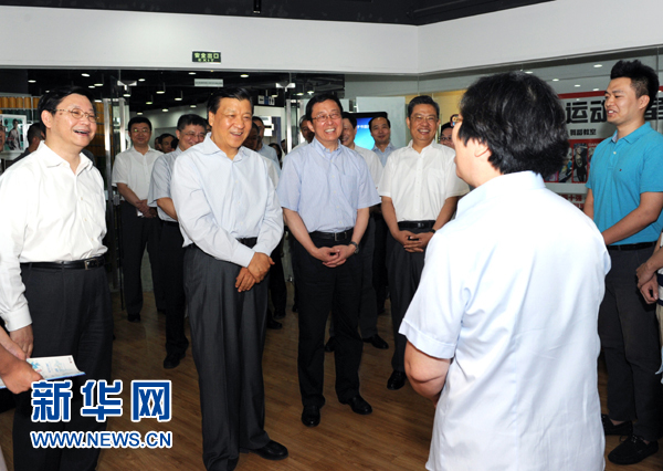 這是7月22日，劉云山在上海市靜安區(qū)就樓宇黨建工作進(jìn)行調(diào)研。新華社記者 饒愛(ài)民 攝 
