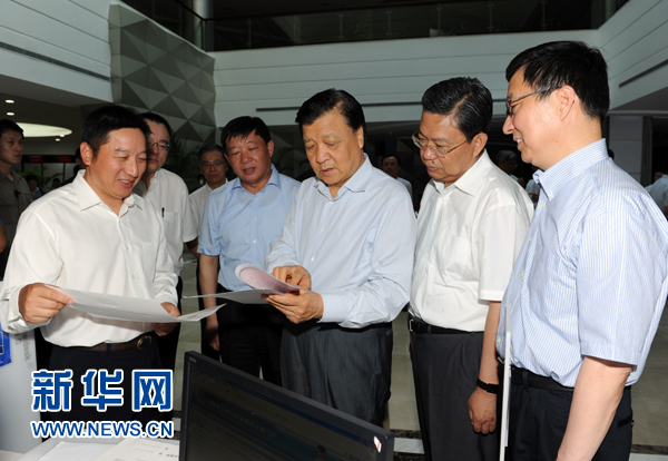  7月22日至23日，中共中央政治局常委、中央書(shū)記處書(shū)記劉云山在上海調(diào)研。這是7月22日，劉云山在中國(guó)（上海）自貿(mào)試驗(yàn)區(qū)外高橋綜合服務(wù)大廳調(diào)研。新華社記者 饒愛(ài)民 攝 