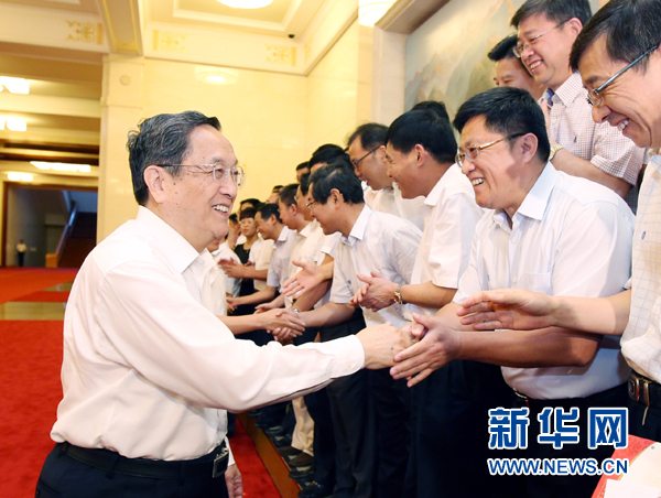 會(huì)前，俞正聲、張高麗接見援藏干部代表，向參加對(duì)口支援西藏工作的各地區(qū)各部門各單位和廣大援藏干部表示誠摯問候。新華社記者 姚大偉 攝