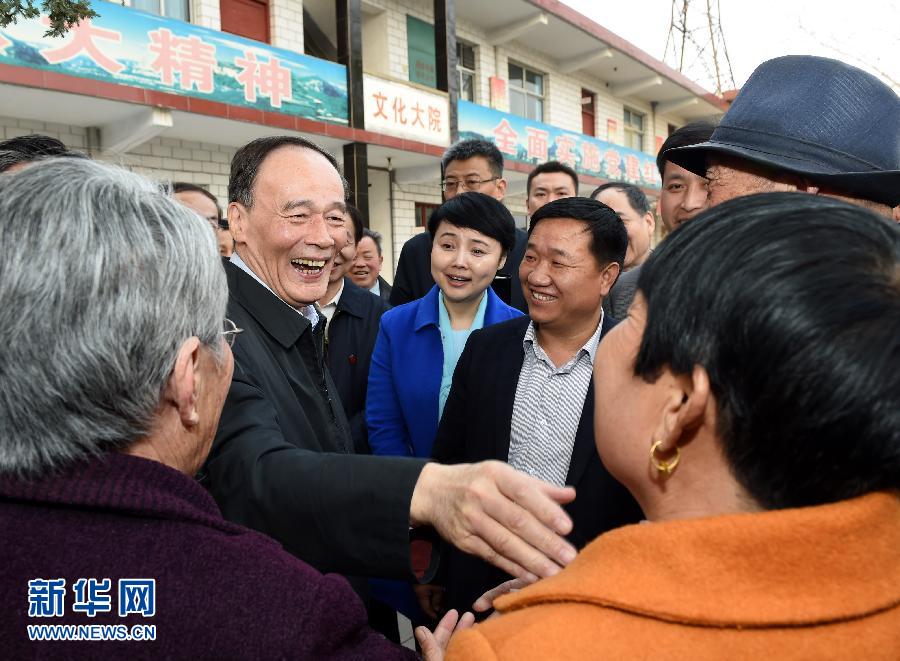 3月27日至28日，中共中央政治局常委、中央紀(jì)委書(shū)記王岐山到河南省調(diào)研，并主持召開(kāi)座談會(huì)。這是3月27日王岐山在河南林州姚村鎮(zhèn)馮家口村同村民親切交談。 新華社記者 饒愛(ài)民 攝