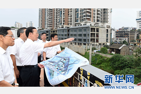 9月16日至18日，中共中央政治局常委、國務(wù)院副總理張高麗在廣西調(diào)研。這是9月16日，張高麗實(shí)地考察南寧水街棚戶區(qū)改造項(xiàng)目現(xiàn)場。 新華社記者張鐸攝 