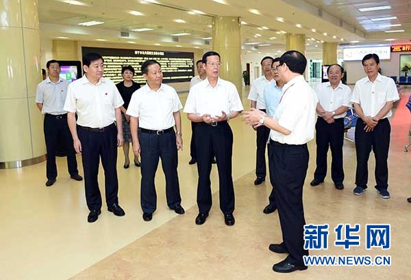 9月16日至18日，中共中央政治局常委、國務(wù)院副總理張高麗在廣西調(diào)研。這是9月17日，張高麗在南寧市公共資源交易中心對(duì)外服務(wù)大廳了解自治區(qū)簡政放權(quán)有關(guān)工作。 新華社記者張鐸攝