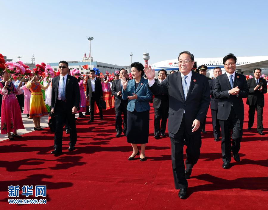  9月25日，以中共中央政治局常委、全國政協(xié)主席俞正聲為團(tuán)長的中央代表團(tuán)飛抵烏魯木齊，出席新疆維吾爾自治區(qū)成立60周年慶祝活動。新華社記者 饒愛民 攝
