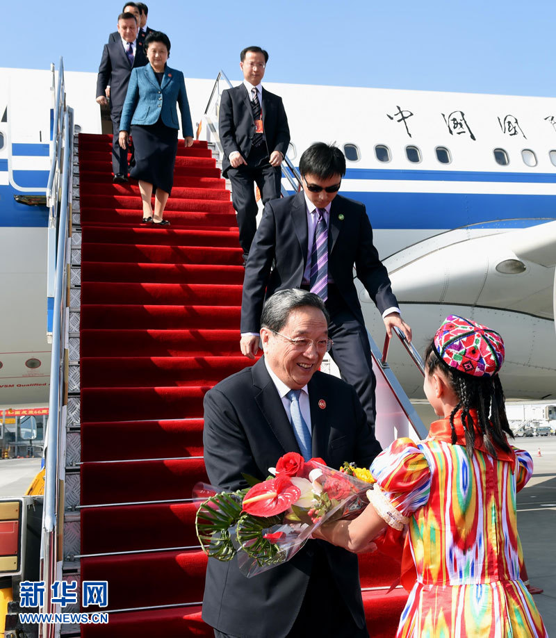 9月25日，以中共中央政治局常委、全國政協(xié)主席俞正聲為團(tuán)長的中央代表團(tuán)飛抵烏魯木齊，出席新疆維吾爾自治區(qū)成立60周年慶?；顒?。新華社記者 饒愛民 攝