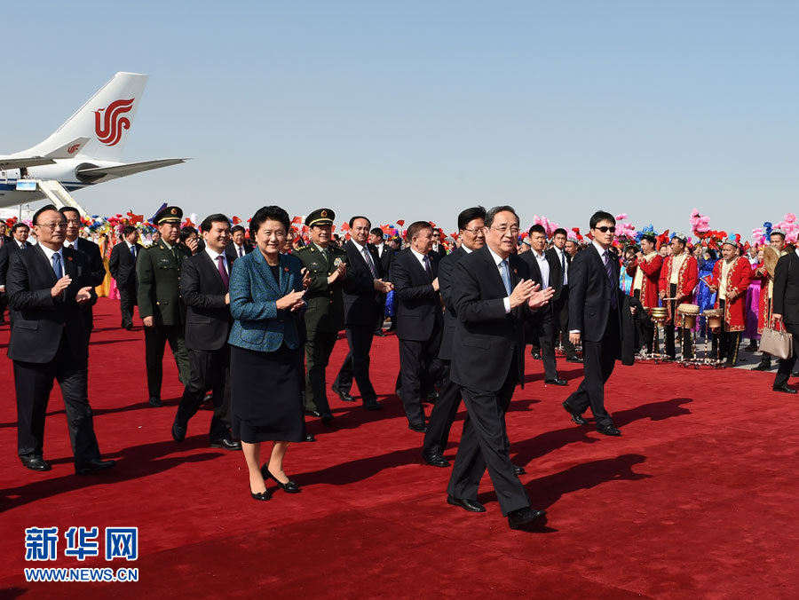 9月25日，以中共中央政治局常委、全國政協(xié)主席俞正聲為團(tuán)長的中央代表團(tuán)飛抵烏魯木齊，出席新疆維吾爾自治區(qū)成立60周年慶?；顒?。新華社記者 高潔 攝