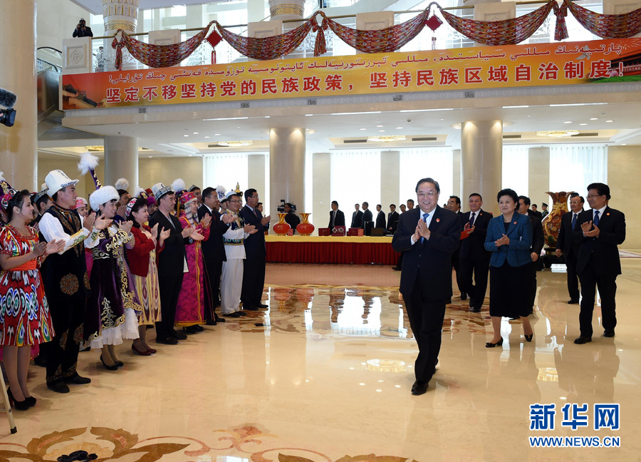 9月25日，中共中央政治局常委、全國政協(xié)主席、中央代表團團長俞正聲率中央代表團出席向新疆維吾爾自治區(qū)贈送紀(jì)念品儀式。 新華社記者饒愛民 攝 