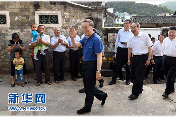 9月24日至26日，中共中央政治局常委、中央紀委書記王岐山在福建調(diào)研。這是9月24日，王岐山在連城縣紅四軍革命舊址參觀時，向附近的村民揮手致意。新華社記者張鐸攝