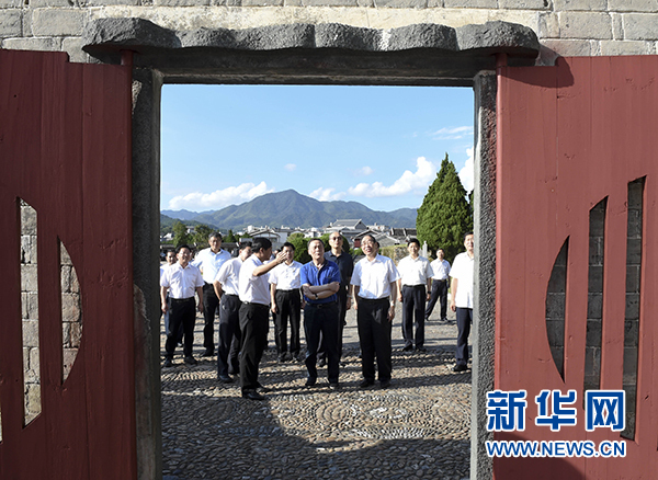 9月24日至26日，中共中央政治局常委、中央紀委書記王岐山在福建調(diào)研。這是9月24日，王岐山在上杭縣古田鎮(zhèn)參觀古田會議會址。新華社記者張鐸攝