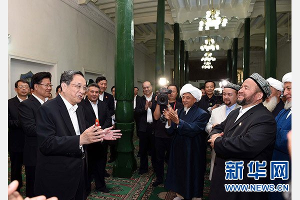 9月26日，中共中央政治局常委、全國政協(xié)主席、中央代表團(tuán)團(tuán)長俞正聲率中央代表團(tuán)部分成員赴喀什看望各族干部群眾。這是俞正聲等來到喀什市艾提尕爾清真寺，與喀什地區(qū)宗教人士代表交流。新華社記者 饒愛民 攝  