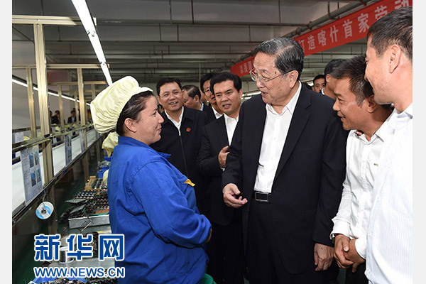 這是俞正聲等在喀什經(jīng)濟(jì)開發(fā)區(qū)深圳產(chǎn)業(yè)園視察電子產(chǎn)品生產(chǎn)線，并與現(xiàn)場工人親切交流。新華社記者 饒愛民 攝