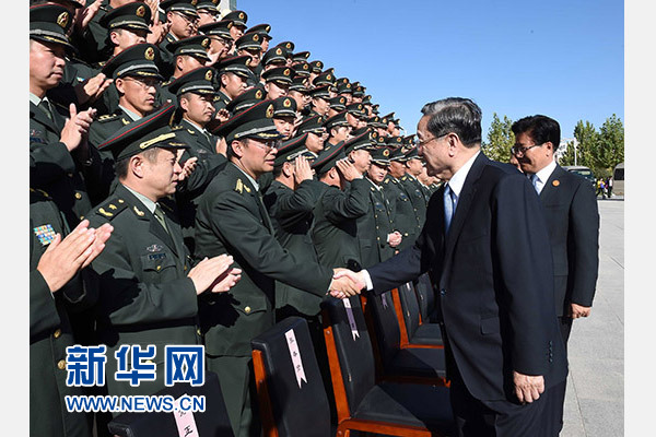 這是俞正聲等赴南疆軍區(qū)慰問，會見官兵代表。新華社記者 饒愛民 攝