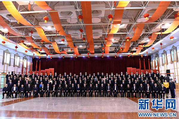 這是俞正聲同喀什地區(qū)有關(guān)負(fù)責(zé)同志、各界人士代表、援疆干部代表合影留念。新華社記者 饒愛民 攝