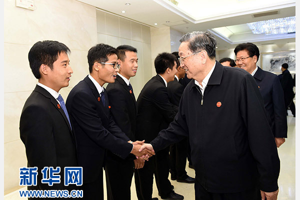 這是俞正聲會見在喀什地區(qū)鄉(xiāng)鎮(zhèn)工作的內(nèi)地高校畢業(yè)生代表。新華社記者 饒愛民 攝