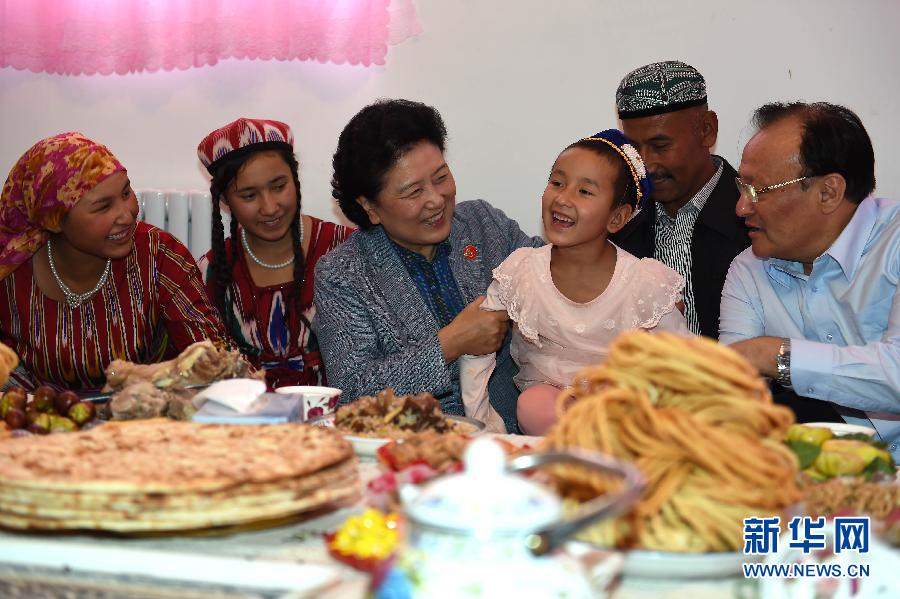 9月26日，中共中央政治局委員、國務(wù)院副總理、中央代表團(tuán)副團(tuán)長劉延?xùn)|率中央代表團(tuán)分團(tuán)到和田地區(qū)看望慰問各族干部群眾。這是劉延?xùn)|在和田市團(tuán)結(jié)新村與維吾爾族群眾在一起。新華社記者張領(lǐng)攝