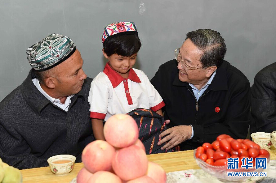 9月27日，中共中央政治局常委、全國(guó)政協(xié)主席、中央代表團(tuán)團(tuán)長(zhǎng)俞正聲率中央代表團(tuán)部分成員赴喀什地區(qū)莎車縣看望各族干部群眾。這是俞正聲到新疆生產(chǎn)建設(shè)兵團(tuán)第三師莎車農(nóng)場(chǎng)維吾爾族團(tuán)場(chǎng)職工家中看望，并向小朋友贈(zèng)送學(xué)習(xí)用品。新華社記者 饒愛民 攝