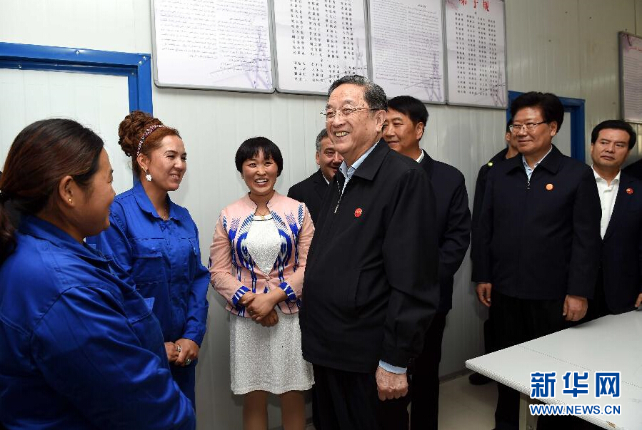 9月27日，中共中央政治局常委、全國(guó)政協(xié)主席、中央代表團(tuán)團(tuán)長(zhǎng)俞正聲率中央代表團(tuán)部分成員來(lái)到新疆英吉沙縣喀什中興手套有限公司考察。新華社記者 饒愛民 攝 