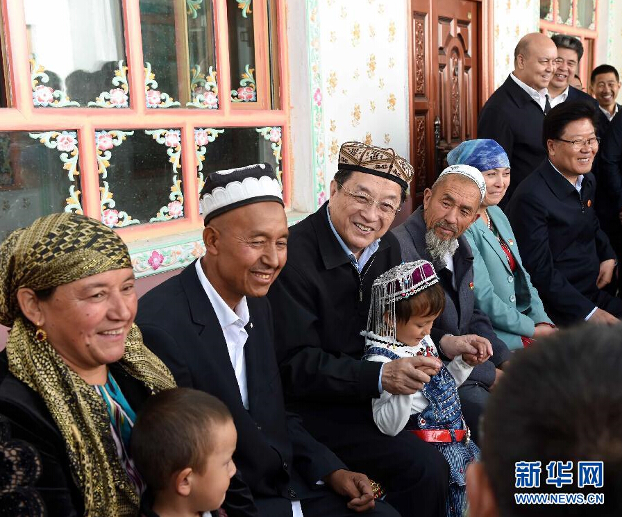 9月27日，中共中央政治局常委、全國(guó)政協(xié)主席、中央代表團(tuán)團(tuán)長(zhǎng)俞正聲率中央代表團(tuán)部分成員赴喀什地區(qū)莎車縣看望各族干部群眾。這是俞正聲在莎車縣艾力西湖鎮(zhèn)21村看望維吾爾族村民阿布來(lái)提·阿不力孜一家。新華社記者 饒愛民 攝