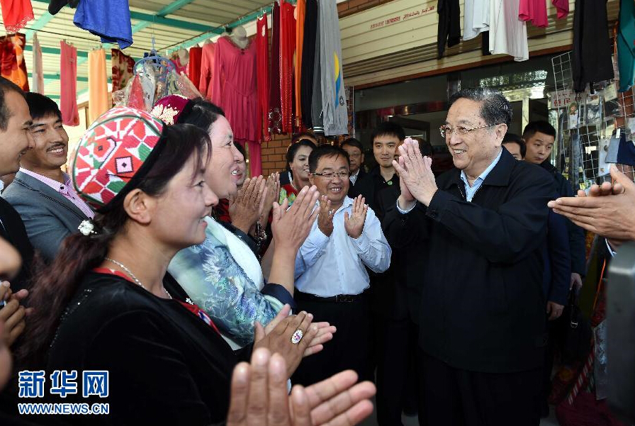 9月27日，中共中央政治局常委、全國(guó)政協(xié)主席、中央代表團(tuán)團(tuán)長(zhǎng)俞正聲率中央代表團(tuán)部分成員赴喀什地區(qū)莎車縣看望各族干部群眾。這是俞正聲在莎車縣艾力西湖鎮(zhèn)21村看望慰問(wèn)維吾爾族群眾。新華社記者 饒愛民 攝