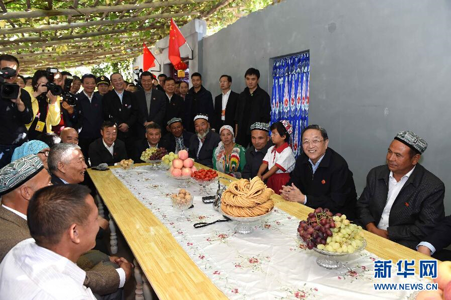 9月27日，中共中央政治局常委、全國(guó)政協(xié)主席、中央代表團(tuán)團(tuán)長(zhǎng)俞正聲率中央代表團(tuán)部分成員赴喀什地區(qū)莎車縣看望各族干部群眾。這是俞正聲到新疆生產(chǎn)建設(shè)兵團(tuán)第三師莎車農(nóng)場(chǎng)維吾爾族團(tuán)場(chǎng)職工家中看望。新華社記者 饒愛民 攝
