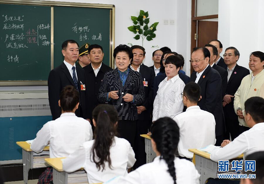 9月27日，中共中央政治局委員、國(guó)務(wù)院副總理、中央代表團(tuán)副團(tuán)長(zhǎng)劉延?xùn)|率中央代表團(tuán)分團(tuán)，帶著黨中央、國(guó)務(wù)院的親切關(guān)懷和全國(guó)各族人民的深切情誼，來(lái)到和田地區(qū)、阿克蘇地區(qū)慰問(wèn)各族干部群眾，并祝賀大家中秋節(jié)快樂(lè)。這是劉延?xùn)|視察對(duì)口援建的和田天津中學(xué)。新華社記者 張領(lǐng) 攝
