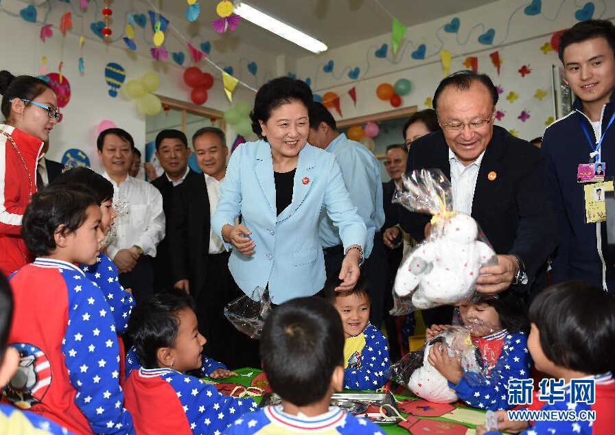 9月27日，中共中央政治局委員、國(guó)務(wù)院副總理、中央代表團(tuán)副團(tuán)長(zhǎng)劉延?xùn)|率中央代表團(tuán)分團(tuán)，帶著黨中央、國(guó)務(wù)院的親切關(guān)懷和全國(guó)各族人民的深切情誼，來(lái)到和田地區(qū)、阿克蘇地區(qū)慰問(wèn)各族干部群眾，并祝賀大家中秋節(jié)快樂(lè)。這是劉延?xùn)|在阿克蘇市“雙語(yǔ)”幼兒園與孩子們?cè)谝黄?。新華社記者 張領(lǐng) 攝