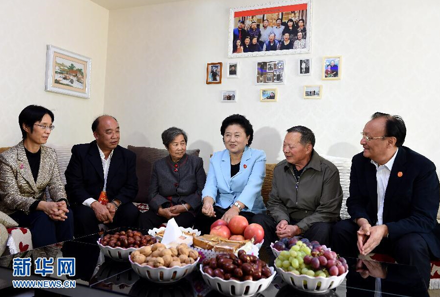9月27日，中共中央政治局委員、國(guó)務(wù)院副總理、中央代表團(tuán)副團(tuán)長(zhǎng)劉延?xùn)|率中央代表團(tuán)分團(tuán)，帶著黨中央、國(guó)務(wù)院的親切關(guān)懷和全國(guó)各族人民的深切情誼，來(lái)到和田地區(qū)、阿克蘇地區(qū)慰問(wèn)各族干部群眾，并祝賀大家中秋節(jié)快樂(lè)。這是劉延?xùn)|來(lái)到新疆生產(chǎn)建設(shè)兵團(tuán)第一師五團(tuán)團(tuán)場(chǎng)退休職工包春祥家中慰問(wèn)。新華社記者 張領(lǐng) 攝