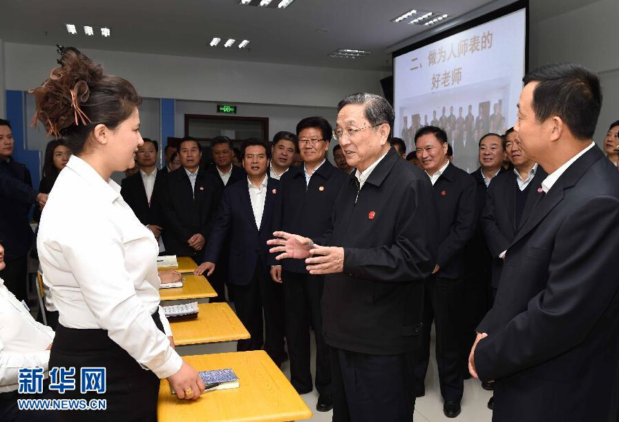 9月28日，中共中央政治局常委、全國(guó)政協(xié)主席、中央代表團(tuán)團(tuán)長(zhǎng)俞正聲率中央代表團(tuán)部分成員赴祖國(guó)最西端的新疆克孜勒蘇柯爾克孜自治州看望慰問各族干部群眾。這是俞正聲來到克州雙語師資培訓(xùn)學(xué)校，與老師、學(xué)員交流談心。新華社記者 饒愛民 攝
