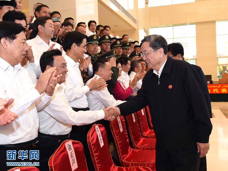9月28日，中共中央政治局常委、全國(guó)政協(xié)主席、中央代表團(tuán)團(tuán)長(zhǎng)俞正聲率中央代表團(tuán)部分成員赴祖國(guó)最西端的新疆克孜勒蘇柯爾克孜自治州看望慰問各族干部群眾。這是俞正聲接見克州有關(guān)負(fù)責(zé)同志、各界人士代表和援疆干部代表。新華社記者 饒愛民 攝
