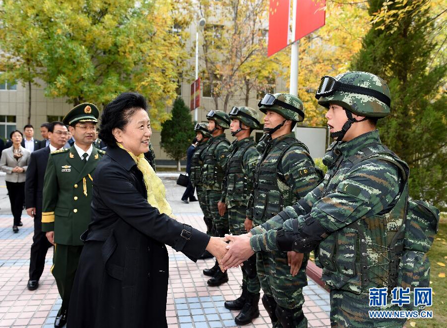 9月28日，中共中央政治局委員、國(guó)務(wù)院副總理、中央代表團(tuán)副團(tuán)長(zhǎng)劉延?xùn)|率中央代表團(tuán)分團(tuán)赴阿克蘇地區(qū)、伊犁哈薩克自治州慰問(wèn)，與各族干部群眾共度節(jié)日、共享歡樂(lè)。這是劉延?xùn)|在伊犁武警8660部隊(duì)駐地慰問(wèn)官兵。新華社記者張領(lǐng)攝