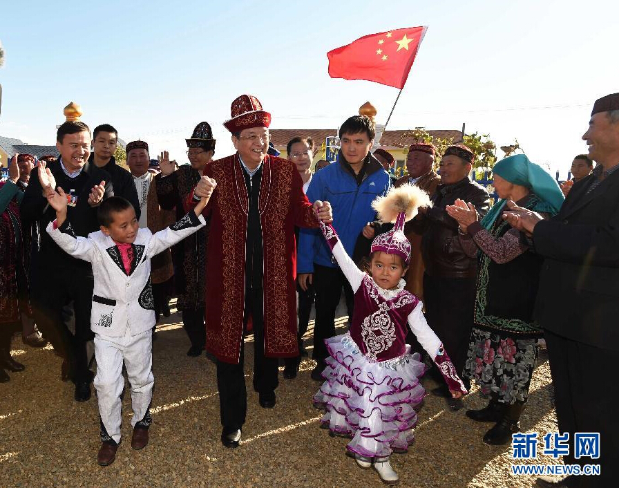 9月29日，中共中央政治局常委、全國政協(xié)主席、中央代表團團長俞正聲率中央代表團部分成員赴阿勒泰地區(qū)看望各族干部群眾。這是俞正聲來到布爾津縣也拉曼牧民定居新村看望哈薩克族牧民。新華社記者 高潔 攝