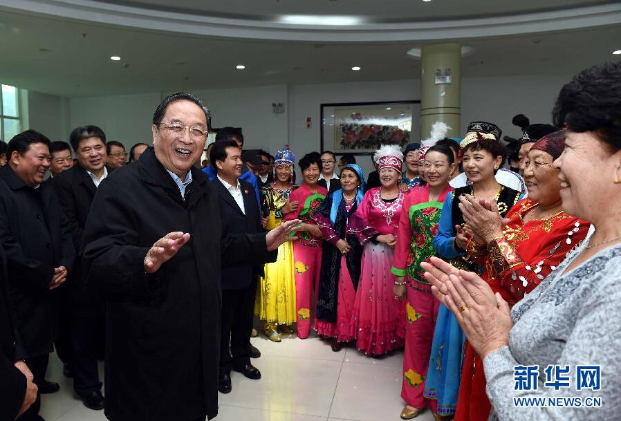 9月29日，中共中央政治局常委、全國政協(xié)主席、中央代表團團長俞正聲率中央代表團部分成員赴阿勒泰地區(qū)看望各族干部群眾。這是俞正聲來到阿勒泰地區(qū)老年人活動中心慰問群眾。新華社記者 饒愛民 攝