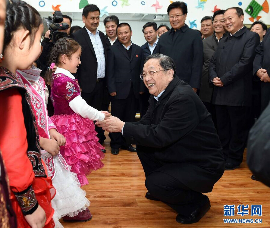 9月29日，中共中央政治局常委、全國政協(xié)主席、中央代表團團長俞正聲率中央代表團部分成員赴阿勒泰地區(qū)看望各族干部群眾。這是俞正聲來到布爾津縣也拉曼牧民定居新村幼兒園，同小朋友交流。新華社記者 饒愛民 攝