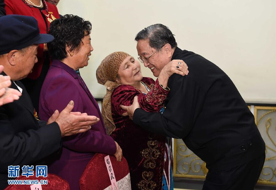 9月29日，中共中央政治局常委、全國政協(xié)主席、中央代表團團長俞正聲率中央代表團部分成員赴阿勒泰地區(qū)看望各族干部群眾。這是俞正聲接見阿勒泰地區(qū)有關(guān)負責(zé)同志、各界人士代表和援疆干部代表時與維吾爾族老人阿尼帕·阿力馬洪親切擁抱。阿尼帕·阿力馬洪先后收養(yǎng)漢、回、維吾爾、哈薩克4個民族的10個孤兒。新華社記者 饒愛民 攝 