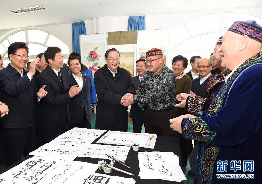 9月29日，中共中央政治局常委、全國政協(xié)主席、中央代表團團長俞正聲率中央代表團部分成員赴阿勒泰地區(qū)看望各族干部群眾。這是俞正聲來到阿勒泰地區(qū)老年人活動中心，觀看老同志書畫展，同老同志親切交談。新華社記者 高潔 攝