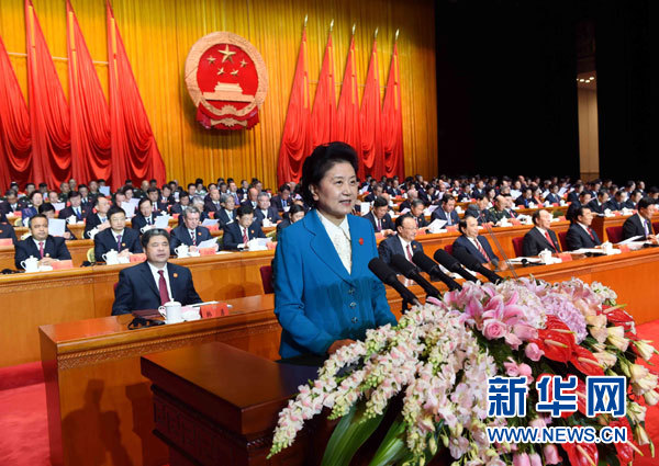 10月1日，慶祝中華人民共和國(guó)成立66周年暨新疆維吾爾自治區(qū)成立60周年大會(huì)在新疆人民會(huì)堂隆重舉行。這是中共中央政治局委員、國(guó)務(wù)院副總理、中央代表團(tuán)副團(tuán)長(zhǎng)劉延?xùn)|宣讀中共中央、全國(guó)人大常委會(huì)、國(guó)務(wù)院、全國(guó)政協(xié)、中央軍委關(guān)于慶祝新疆維吾爾自治區(qū)成立60周年的賀電。新華社記者 饒愛(ài)民 攝 