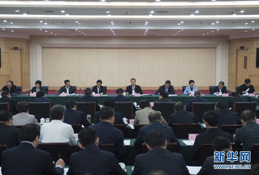 10月22日至23日，中共中央政治局常委、國(guó)務(wù)院副總理張高麗在山東調(diào)研扶貧工作情況。這是10月23日，張高麗在菏澤市主持召開(kāi)扶貧工作座談會(huì)。 新華社記者 王曄 攝
