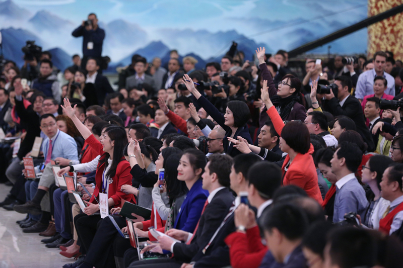 3月15日，國(guó)務(wù)院總理李克強(qiáng)在北京人民大會(huì)堂與中外記者見(jiàn)面，并回答記者提問(wèn)。這是記者舉手爭(zhēng)取提問(wèn)機(jī)會(huì)。 新華社記者 才揚(yáng) 攝