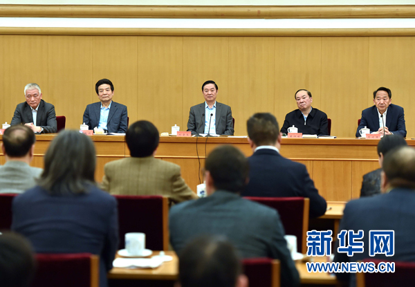 4月8日，中共中央政治局委員、中央書(shū)記處書(shū)記、中宣部部長(zhǎng)劉奇葆在北京同講好中國(guó)故事專(zhuān)家學(xué)者、文化交流使者研討班學(xué)員座談。 新華社記者李濤 攝