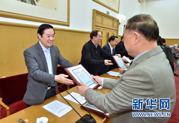 4月8日，中共中央政治局委員、中央書(shū)記處書(shū)記、中宣部部長(zhǎng)劉奇葆在北京同講好中國(guó)故事專(zhuān)家學(xué)者、文化交流使者研討班學(xué)員座談。這是劉奇葆在座談會(huì)上向獲得講好中國(guó)故事文化交流使者稱(chēng)號(hào)的代表頒發(fā)證書(shū)。新華社記者 李濤 攝