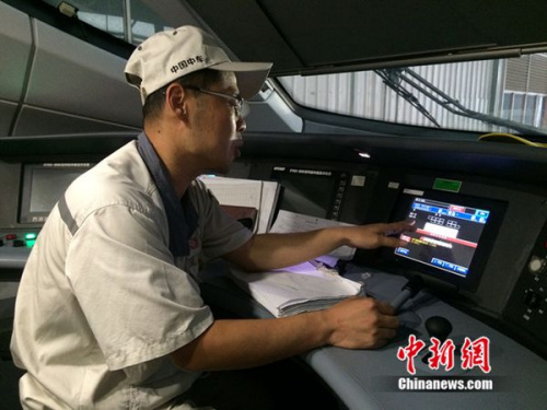 中車(chē)青島四方機(jī)車(chē)車(chē)輛股份有限公司高鐵調(diào)試高級(jí)技師周勇在演示調(diào)試過(guò)程。中新網(wǎng) 邱宇 攝
