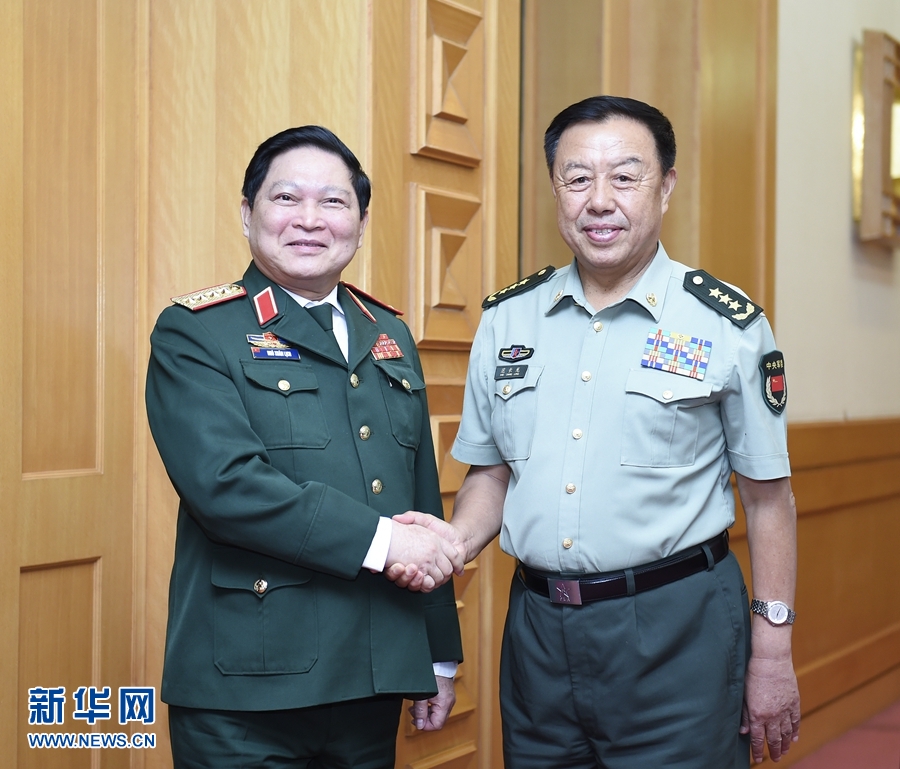 8月29日，中共中央政治局委員、中央軍委副主席范長(zhǎng)龍?jiān)诒本?huì)見(jiàn)越南共產(chǎn)黨中央政治局委員、國(guó)防部長(zhǎng)吳春歷。 新華社記者張領(lǐng)攝