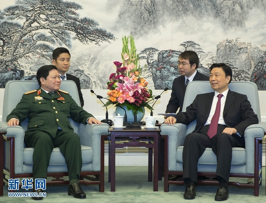 8月29日，中共中央政治局委員、國(guó)家副主席李源潮在北京會(huì)見(jiàn)越南共產(chǎn)黨中央政治局委員、國(guó)防部長(zhǎng)吳春歷。 新華社記者丁林?jǐn)z