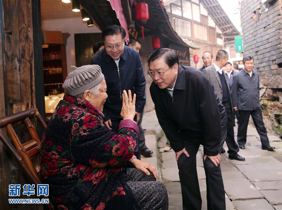 這是11月21日，張德江在宜賓李莊鎮(zhèn)同濟(jì)社區(qū)與居民親切交談。 新華社記者 劉衛(wèi)兵 攝 