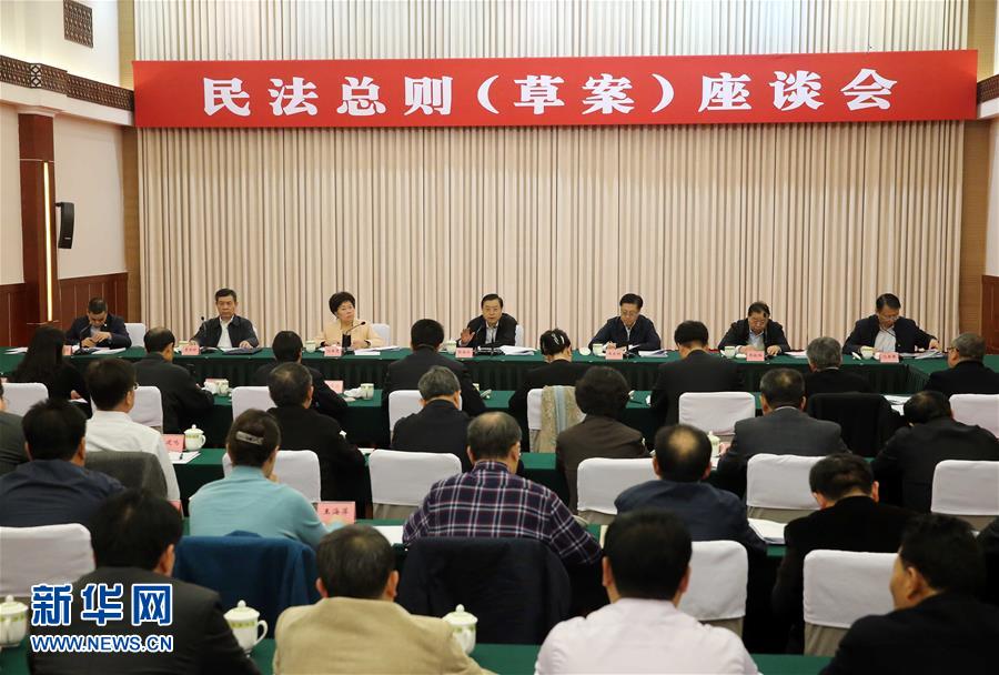 這是11月23日，張德江在成都主持召開(kāi)座談會(huì)，11個(gè)?。▍^(qū)、市）人大常委會(huì)負(fù)責(zé)同志、部分全國(guó)人大代表、法律工作者及專家學(xué)者參加會(huì)議。新華社記者 劉衛(wèi)兵 攝 
