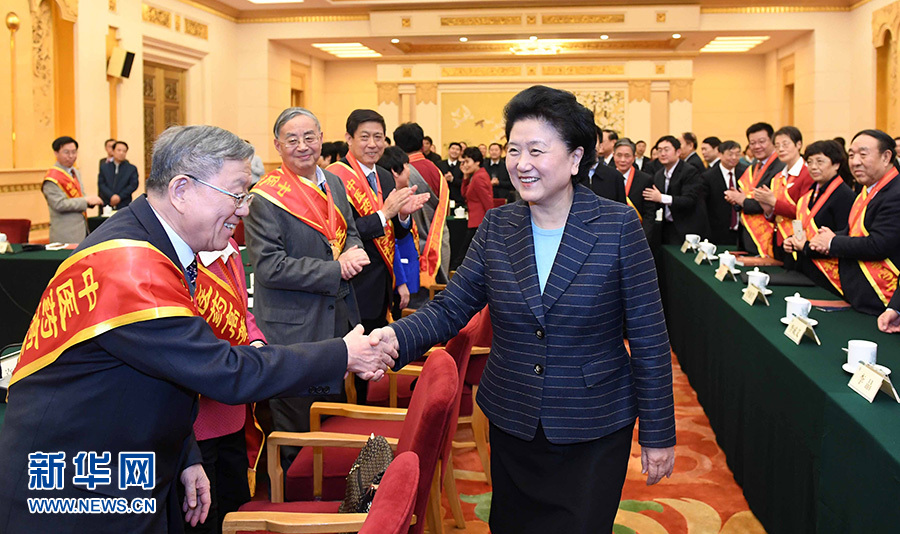 12月29日，中共中央政治局委員、國(guó)務(wù)院副總理劉延?xùn)|在北京與中醫(yī)藥高等學(xué)校教學(xué)名師座談。這是座談會(huì)前，劉延?xùn)|與獲得表彰的教師握手。新華社記者 張鐸 攝