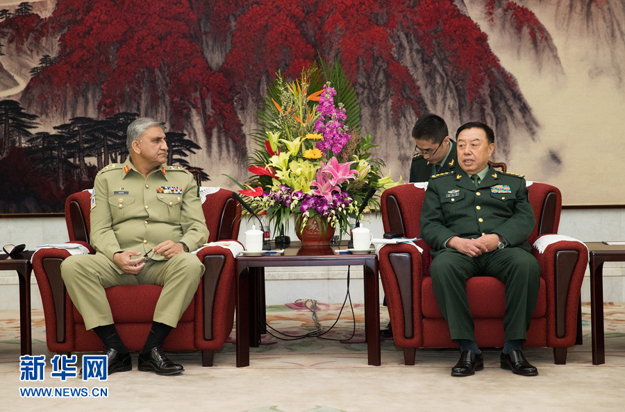 3月16日，中央軍委副主席范長(zhǎng)龍會(huì)見來訪的巴基斯坦陸軍參謀長(zhǎng)巴杰瓦。   新華社記者琚振華攝