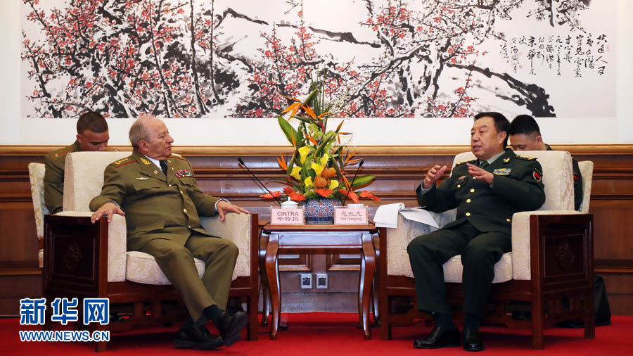 3月28日，中央軍委副主席范長龍在北京釣魚臺國賓館會見來華訪問的古巴革命武裝力量部部長萊奧波爾多·辛特拉。 新華社發(fā)（劉芳 攝） 