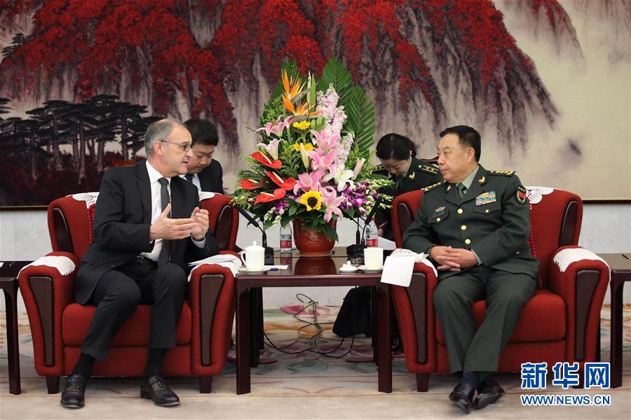 3月31日，中央軍委副主席范長龍在北京會見來訪的瑞士國防、民防和體育部長帕莫蘭。 新華社記者 劉芳 攝